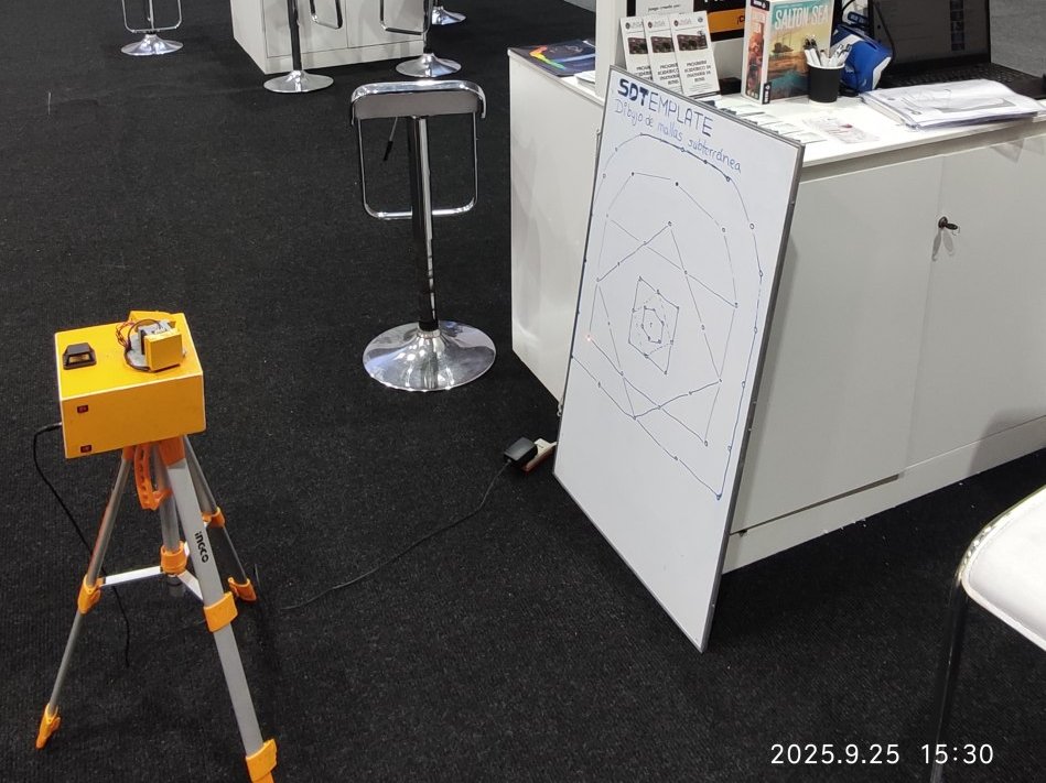 Stand de la UNSA con la torreta y el pizarrón donde se ve el patrón proyectado