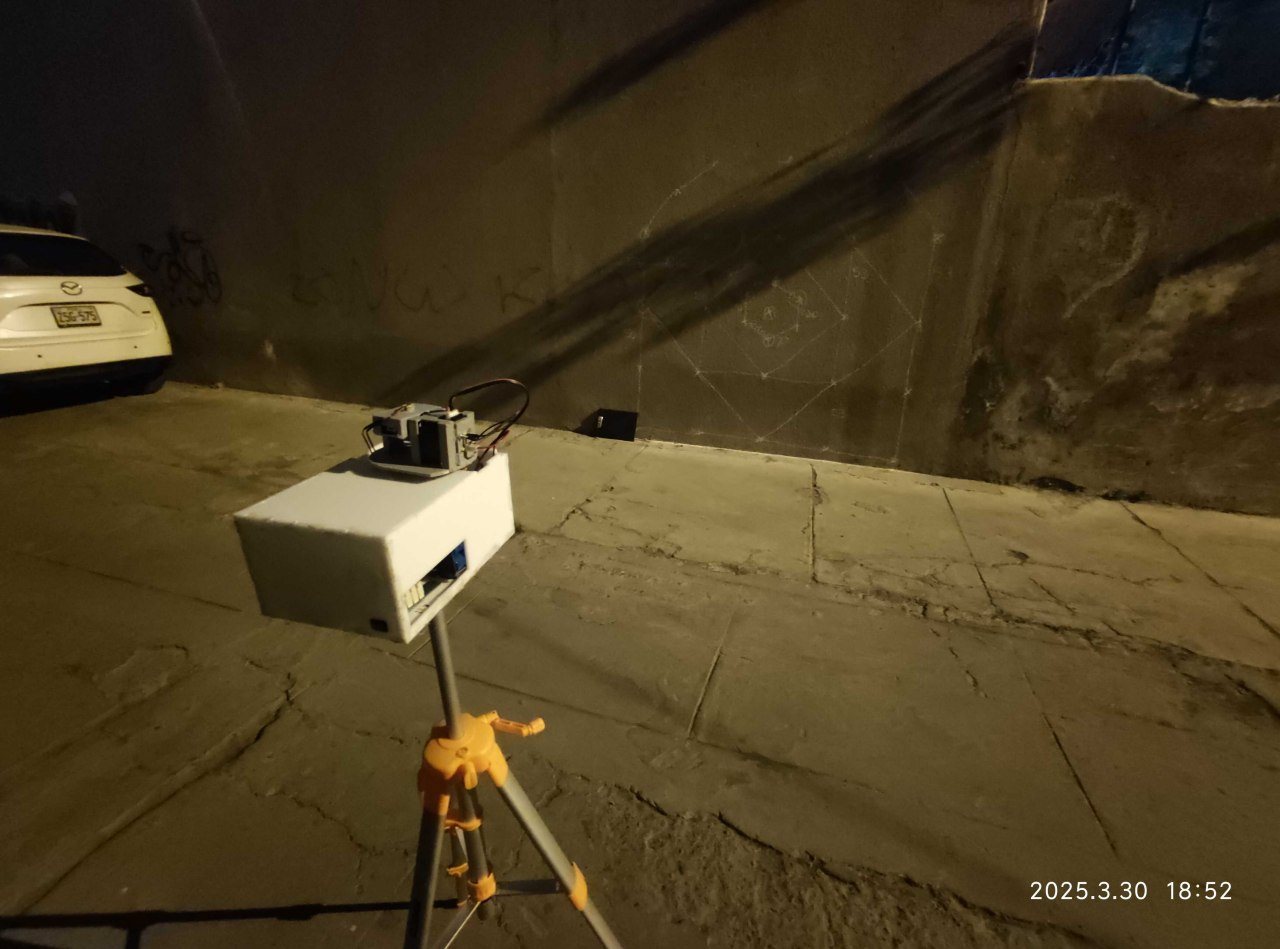 La torreta montada sobre un trípode, proyectando el patrón del láser sobre la pared
