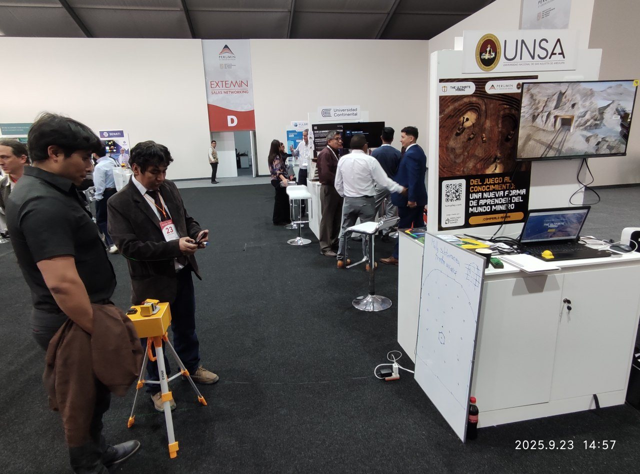 Visitantes recorriendo el stand de la UNSA durante la exposición